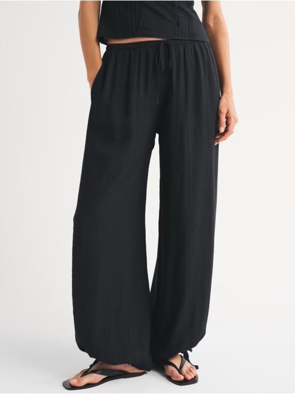 Abercrombie & Fitch Black Convertible Crinkle Balloon Pant, size XS short NWT - Picture 3 of 5